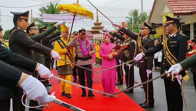 Tradisi Pedang Pora Sambut Kapolres Tanjab Barat AKBP Padli,SH,S.IK,MH. Foto SJ
