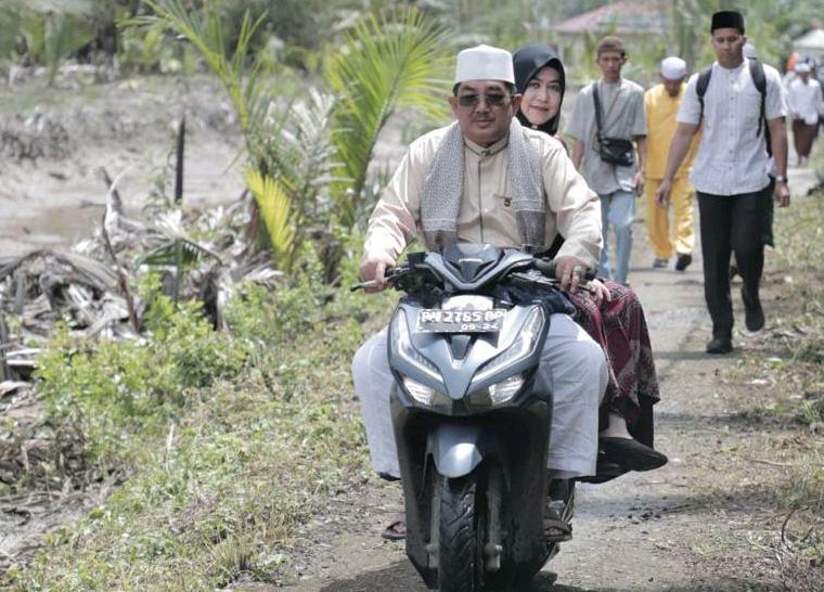 Bupati Tanjung Jabung Barat Drs. H. Anwar Sadat, M. Ag melaksanakan Safari Jum'at di Masjid Al-Hidayah Desa Muara Seberang, Kecamatan Seberang Kota (Seko), Jum'at (13/01/23).