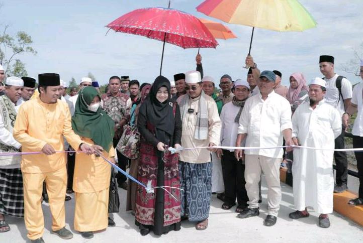 Bupati Anwar Sadat Resmikan Jembatan di Parit Selamat Kecamatan Seberang Kota